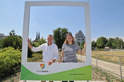 Die Zwickauer OB Constance Arndt und der Beigeordnete des Landkreises Carsten Michaelis zeigten schon einmal, mit welcher Kulisse im Hintergrund man sich hier fotografieren lassen kann. 
