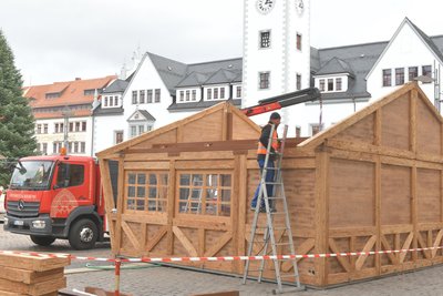 Die große Hütte der Erzgebirgsfleischerei Richter wird auf dem Freiberger Obermarkt aufgebaut.