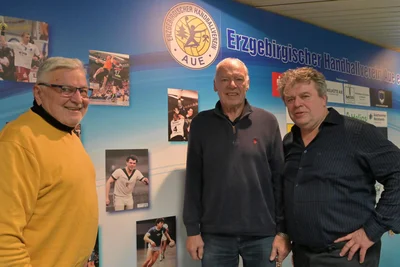 Auch Dietmar Schmidt (l.) und Joachim Steinbach (M.) haben es an die Legendenwand des EHV Aue geschafft, die Vereinsmanager Rüdiger Jurke bei der Einweihung erläutert hat.