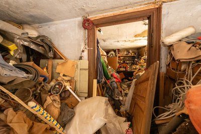 Bis unter die Decke türmten sich Werkzeug, Antiquitäten und Müll. Inzwischen hat er es geschafft: Alle Räume sind aufgeräumt.