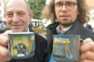 Das ist das neue Freiberger Christmarkt-Dippl 2025. Im Bild Heiko Götze (l.) von der HFBHK und Bürgermeister Martin Seltmann.