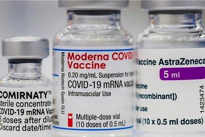 Die Impfstoffe von Biontech/Pfizer, Moderna und Astrazeneca. Ein Bericht des Paul-Ehrlich-Instituts listet die bisher erfassten Fälle von Nebenwirkungen auf. 