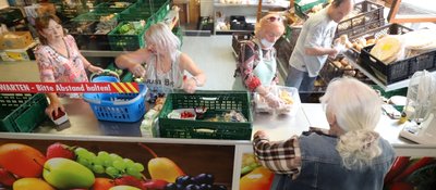 Insgesamt 32 Mitarbeiter hat die Freiberger Tafel, drei von ihnen sind fest angestellt. Zur Warenausgabe werden die Bedürftigen momentan nur einzeln vorgelassen, um Gedränge zu vermeiden und Hygieneregeln einzuhalten. 