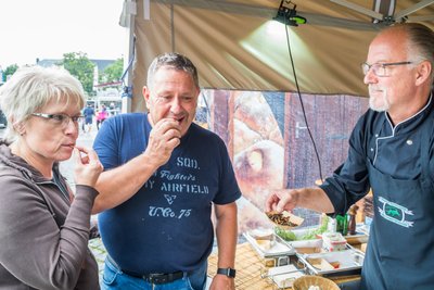 Yvonne Kouril und Maik Lerchner probieren den Insektenmix von Ex-Dschungelcampkoch Frank Ochmann (r.). 