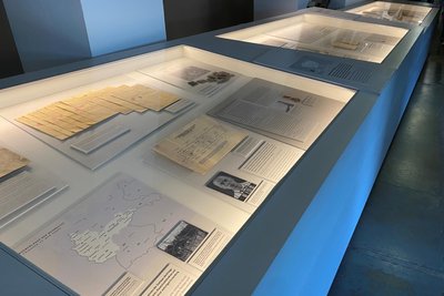 In Vitrinen der Ausstellung lässt sich Biografisches zu den Häftlingen nachlesen.