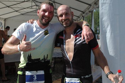 Einst gemeinsam Handballer in Rochlitz, nun nur wenige Minuten beim Bergtriathlon auseinander. Steve Heidner (l.) lief im Ziel Marcus Pollmer praktisch fast in die Arme.