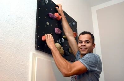 Ob Kletterwand oder Klimmzugstange: Yannick Schmalfuß hält sich bei geschlossenen Turnhallen ganz einfach in seiner Wohnung fit. 