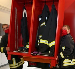 13. März 2021: Die Hauptwache der Feuerwehr zog um. Jeremy Henkel (l.) und Thomas Müller verluden Spinde mit Schutzausrüstungen. 
