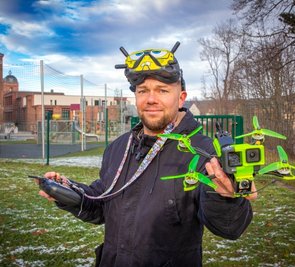 Marcel Wanke mit der großen Drohne vor der Kindertagesstätte "Baumwollzwerge" in Flöha, für die er ein Präsentationsvideo gefilmt hat. 