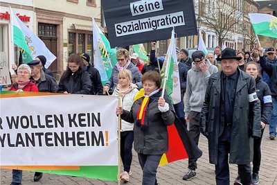 Während die Rechten durch die Stadt "spazierten", wurde es laut. Die Gangart erinnerte an einen Marsch. 