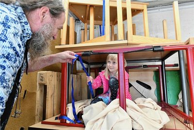 Carsten Kohlschmidt und Emilia prüfen, ob die Hilfsgüter für die Schule in der Ostukraine sicher auf dem Lkw verstaut sind. 