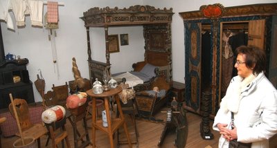 
              <p class="artikelinhalt">Mit Hilfe dieser Nachbildung sollen sich Gäste des Erzgebirgsmuseums wie Maria Weigand vorstellen können, wie es um 1900 in einer Bauernstube der Region aussah.</p>
            