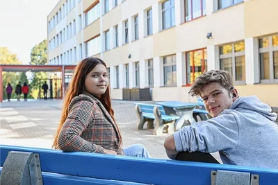 Irina Fedyanina und Casey Rieger besuchen die 10. Klasse am Förderzentrum "Georg Götz". Sie stehen kurz vorm Realschulabschluss. Sie können nicht nur sprechen, sondern auch in Gebärdensprache kommunizieren. 