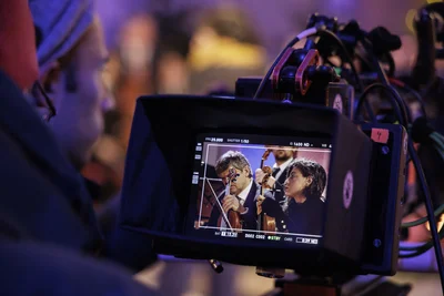 Im Vollplayback wird von den Musikern der Erzgebirgischen Philharmonie Aue überwiegend stummes Spiel verlangt. Überdies sind sie fester Bestandteil des Bühnenbildes der Fernsehshow. 