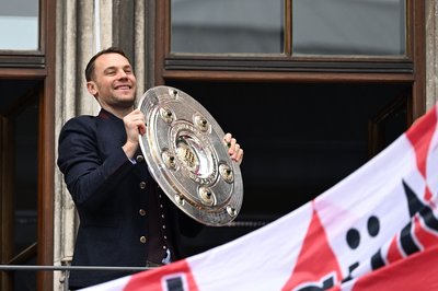 Kapitän Manuel Neuer kam als Erster mit der Schale auf den Balkon.