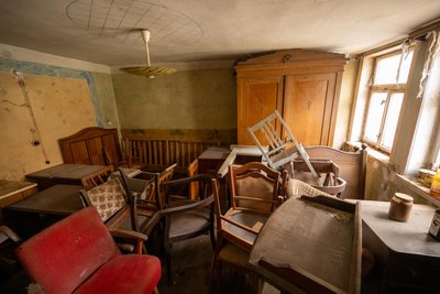 Gesammelte Stühle aus dem ganzen Haus.
