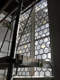 Die alten Fenster werden aufgearbeitet, neue sind davor geblendet.