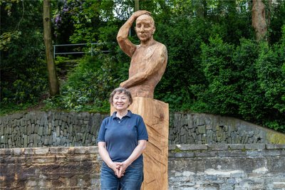 Jitka Kusova mit ihrer Plastik „Mensch in der Natur“.