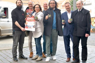 Bei der Pressekonferenz zum 34. Freiberger Christmarkt wurde das Programm und das neue Dippl vorgestellt. Im Bild v .l.: Manuel Erler, David Bojack, Anja Fiedler, Frank Herter, Martin Seltmann, Philipp Preißler und Heiko Götze.