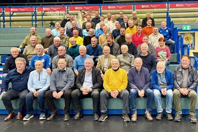 Die Gäste auf einen Blick: Mit einem Ehemaligen-Treffen weihte der EHV Aue seine Legendwand ein.