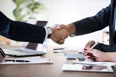 10. Am Ende des Gesprächs keine weiteren Fragen stellen - Überlegen Sie sich bereits vor dem Vorstellungsgespräch, welche Fragen Sie im Anschluss stellen könnten, um Ihr Interesse an dem Unternehmen zu betonen.