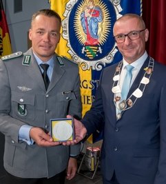 Oberbürgermeister André Heinrich überreicht Oberstleutnant Thomas Spranger die Auszeichnung. 