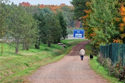 Ein mutmaßlicher Exhibitionist ist einer Frau auf dem Wirtschaftsweg nahe dem Waldparkplatz an der Hohenstein-Ernstthaler Baumschule komplett nackt entgegengetreten. Strafanzeige wurde gestellt.