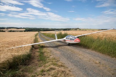 Gegen 15 Uhr ist dieses Segelflugzeug am Sonnabend in einem Getreidefeld bei Berthelsdorf in der Gemeinde Weißenborn gelandet. Der 19-jährige Pilot war am Mittag in Riesa-Canitz zu einem Rundflug gestartet. Aufgrund ungünstiger Thermik konnte er jedoch nicht zu dem Flughafen zurückkehren und musste sich für eine sogenannte Außenlandung entscheiden. 
