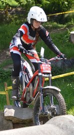 Katharina Nestler vom MSC Thalheim scheut kein Hindernis. Die frisch gebackene Siegerin der Damenklasse innerhalb der Ostdeutschen Meisterschaft im Motorradtrial schlägt sich in der Männerdomäne wacker. 