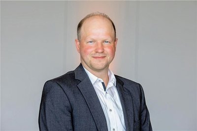 Der gebürtige Zwickauer Oliver Kalis nimmt jetzt auf dem Chefsessel der Plauener Stadtwerke Strom Platz.