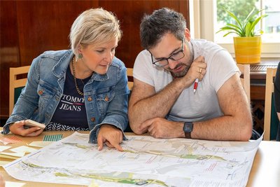 Susan Hüllebrand-Thiel und der Ellefelder Apotheker Daniel Mädler beim Studieren des Laga-Planes. Eine Sommerrodelbahn im Stadtpark fände er gut.