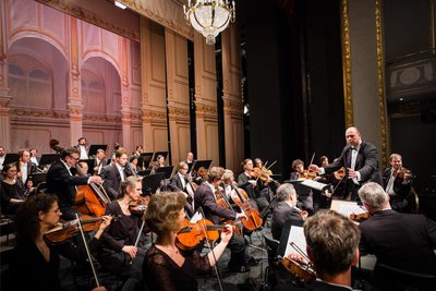 Die Chursächsische Philharmonie eröffnet am Freitag, 19.30 Uhr im König-Albert-Theater mit den Jugendsinfonien des vor 200 Jahren geborenen Anton Bruckner als Schwerpunkt des ersten Symphoniekonzerts die Spielzeit 2024/25.