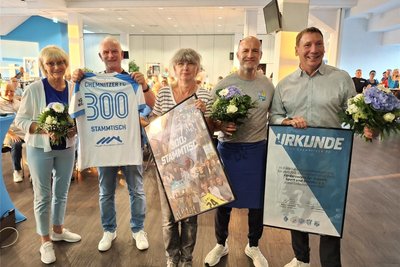 Das Trikot von Jens Seidel, dem Chef des CFC- Fördervereins (2.v.l.) macht es deutlich: Der 300. CFC-Stammtisch fand jetzt statt.
