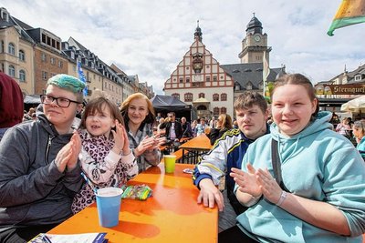 Beim Plauener Frühling verfolgten am Samstagnachmittag Silke, Diana, Elena, Justin und Emely aus Plauen (von links) das bunte Programm auf der Altmarkt-Bühne.
