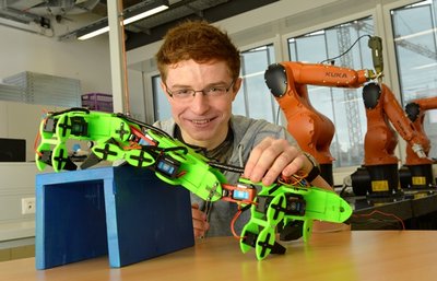 Willi Zschiebsch (19) hat einen Rettungsroboter mit bionischem Laufsystem entwickelt, der bei Katastropheneinsätzen Hindernisse überwinden könnte. Später möchte der junge Forscher gern promovieren.