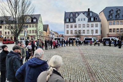 Rochlitzer Bürger bildeten eine Menschenkette, um zu signalisieren, dass sie in einer weltoffenen Stadt leben, wo es keinen "Platz für Rassisten" gibt, wie es hieß. 