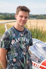 Oliver Schulz aus Pirna hat die Außenlandung gut überstanden. Der junge Mann hat seit drei Jahren einen Flugschein und bedankt sich bei den Berthelsdorfern, die ihm ihre Hilfe angeboten haben.