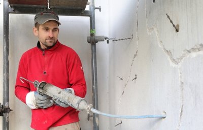 Jens Hönicke von der Firma Kühnapfel Spezialbau spritzt den Ankermörtel ins Mauerwerk, um den Metallankern die nötige Stabilität zu geben.