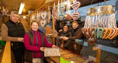 Weil der Weihnachtsmarkt abgesagt wurde, ist die Plauener Schaustellerfamilie Hickmann mit einem Stand nun an der Seumestraße zu finden. 