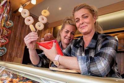 Jeanette (vorn) und Nicole Hein aus Crimmitschau boten bei ihrer Premiere in Plauen süße Leckereien an.