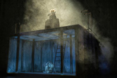 Friedrich Schillers „Maria Stuart“ im Eduard-von-Winterstein-Theater ist düster und schwermütig. Zwischendurch gibt es aber auch Grund zum Lachen.