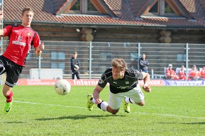 Mit einem Kopfball gelingt König (Zwickau) das 1:0.