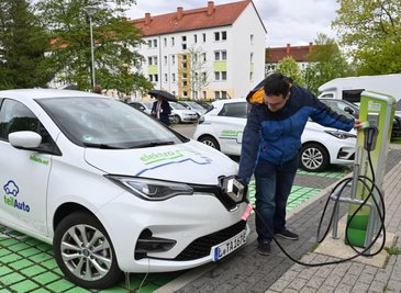 Private Mobilität im Wandel: Martin Schmidt, Leiter des Chemnitzer "teilAuto"-Büros, lädt ein Fahrzeug mit Elektroantrieb an der Ladestation der Chemnitzer Siedlungsgenossenschaft in der Alfons- Pech-Straße 21. 