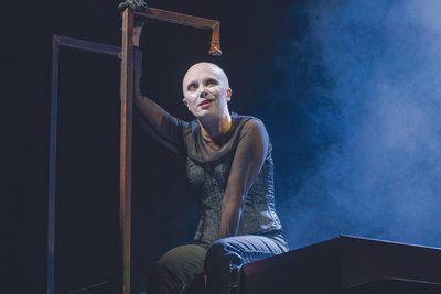 Marie-Louise von Gottberg spielt eine Elisabeth, die ganz ohne grölendes Volk und ganz ohne Pomp auch eine verletzliche Seite hat.