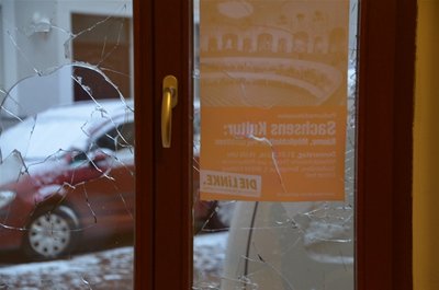 Zerstörte Fensterscheiben im Büro der Landtagsabgeordneten
