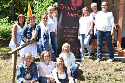 Der Bad Brambacher Frauenchor Femina Musica tritt am Samstag ab 12 Uhr im Schönberger Schlosspark auf.