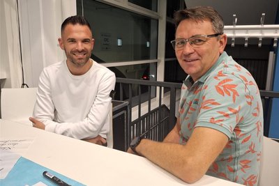 Fachleute im Dialog: Der aktuelle CFC-Coach Benjamin Duda (l.) und Ulf Mehlhorn, der Leiter des NLZ.