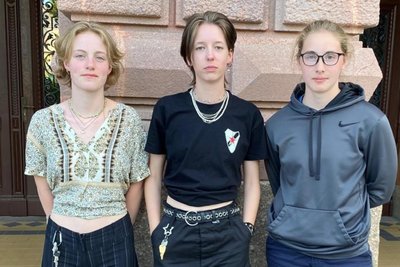 Hat der Besuch der KZ-Gedenkstätte Buchenwald tief beeindruckt: Annika Müller (v. l.), Helena Richter und Lia Bedewitz.