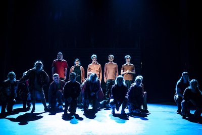 An der Inszenierung beteiligt ist auch der neue gegründete Bürgerschaftschor, der gemeinsam mit dem Schauspielensemble agiert.