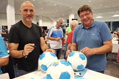 Jens Schmidt (r.) und Steffen Ziffert signierten Fußbälle.